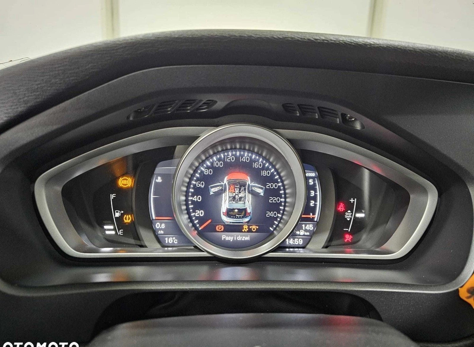 Volvo V40 cena 35700 przebieg: 143829, rok produkcji 2018 z Dobrodzień małe 154